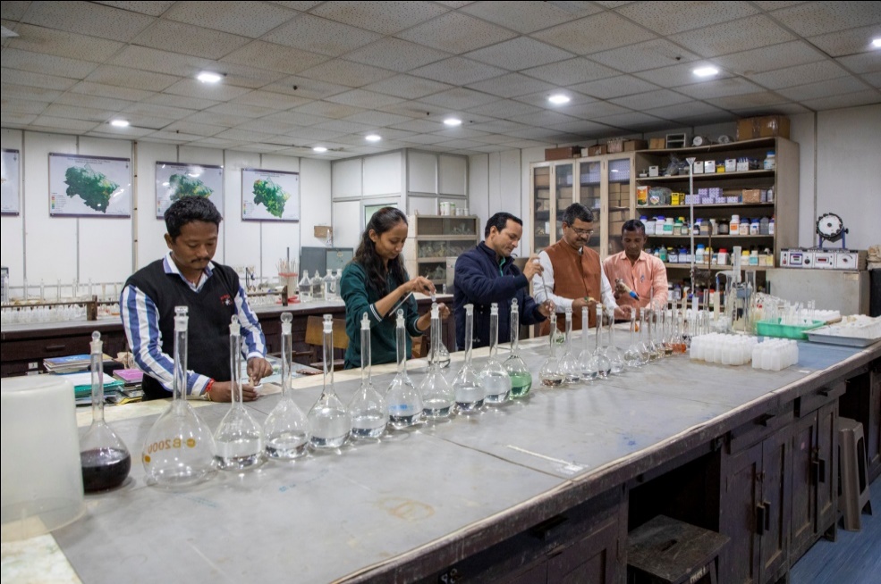 Students working in Micronutrient Laboratory